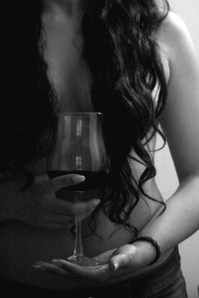 El vino tinto mejora el deseo sexual femenino concluye un estudio científico, ya que los antioxidantes que contiene producen un beneficioso efecto vasodilatador que permite un mayor aporte de sangre en áreas clave del cuerpo.