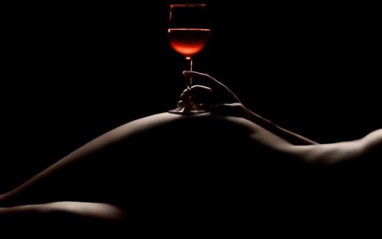 Desde tiempos inmemoriales el vino está relacionado con el buen vivir y los placeres de la vida, y en ese sentido la Universidad de Florencia presentó un estudio en el que se afirma que el vino tinto mejora el deseo sexual femenino.    
